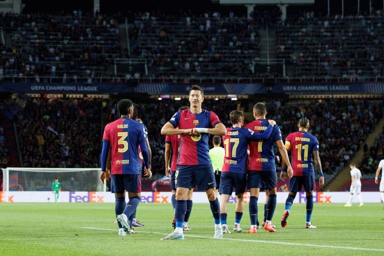 Robert Lewandowski scores for Barcelona in the Champions League