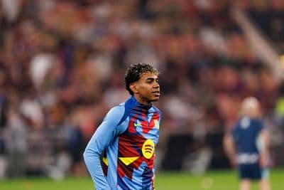 Lamine Yamal warming up for Barcelona
