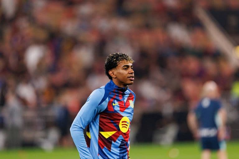 Lamine Yamal warming up for Barcelona