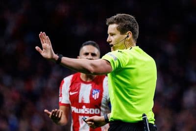 Referee Daniel Siebert